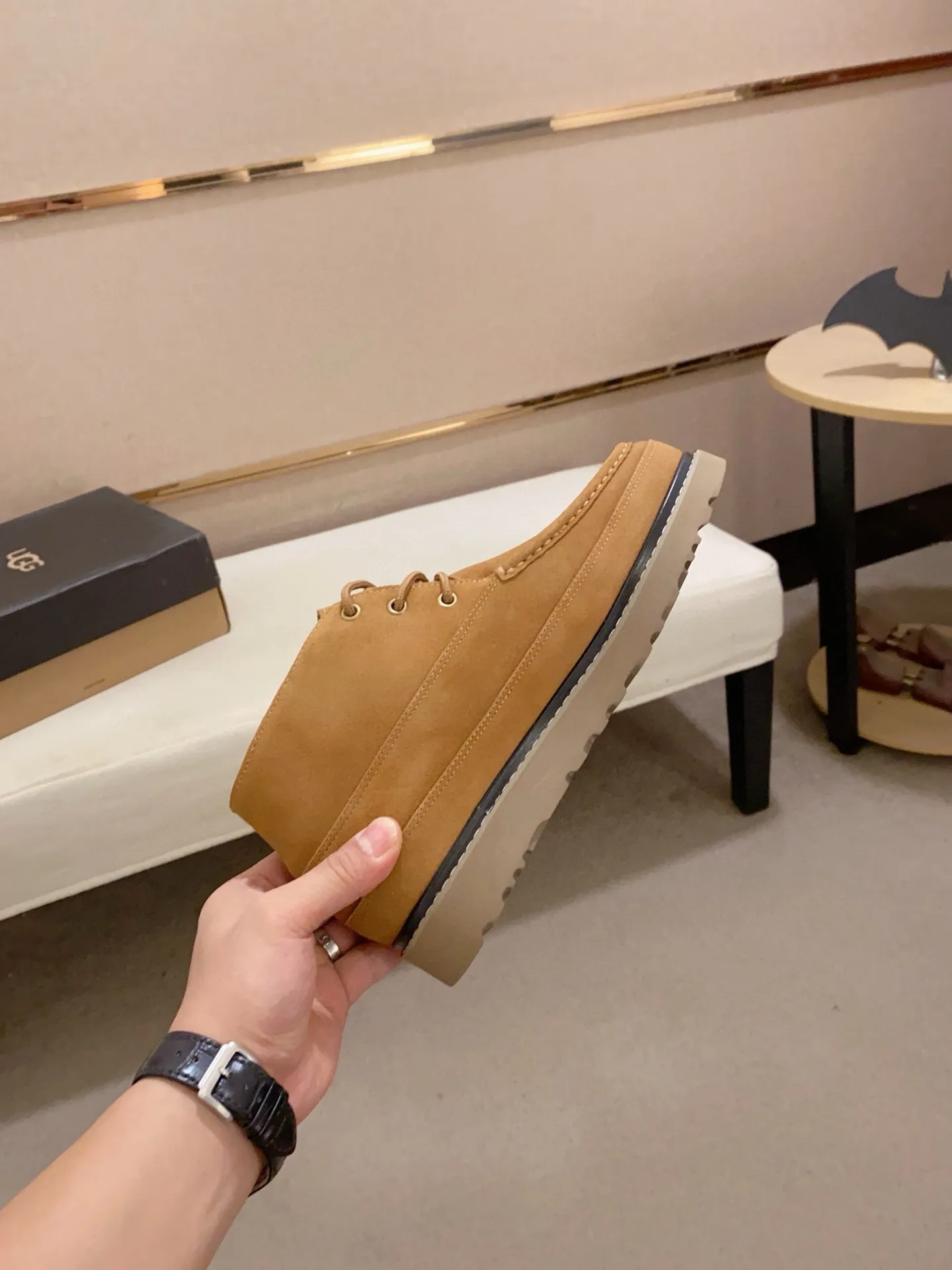 Men's shoes💰: 600💰(high-end goods) UGG❄️❄️Latest model 1:1⃣️quality, fabric: high-end quality first-layer cowhide imported from Europe. Lining: wool lining, sole: pure imported foam outsole. ❤️High-end goods, fine workmanship, trendy and fashionable. The fit is very classy. If you know the goods, you will not be able to refuse😍😍Number of codes: 38-44 (45 is custom-made and cannot be returned or exchanged)